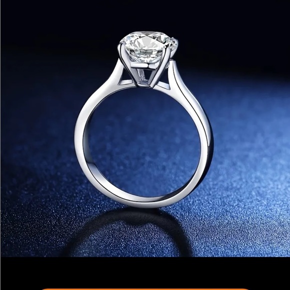 Stunning 2 CT Cubic Zirconia Fashion Ring - Picture 3 of 3